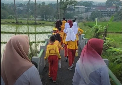 SD Negeri Rejowinangun Utara 2 Gelar Jalan Santai dalam Semarak Peringatan HUT RI ke-81